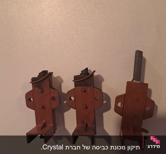 תמונה של שלושה רכיבים חשמליים על רקע קיר